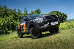 https://serenity-foxfactory.asset.akeneo.cloud/fox_asset_family/media/Toyota_Hilux_2024_B3in_02.jpg