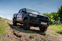 https://serenity-foxfactory.asset.akeneo.cloud/fox_asset_family/media/Toyota_Hilux_2024_B3in_17.jpg