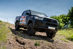 https://serenity-foxfactory.asset.akeneo.cloud/fox_asset_family/media/Toyota_Hilux_2024_B3in_17.jpg