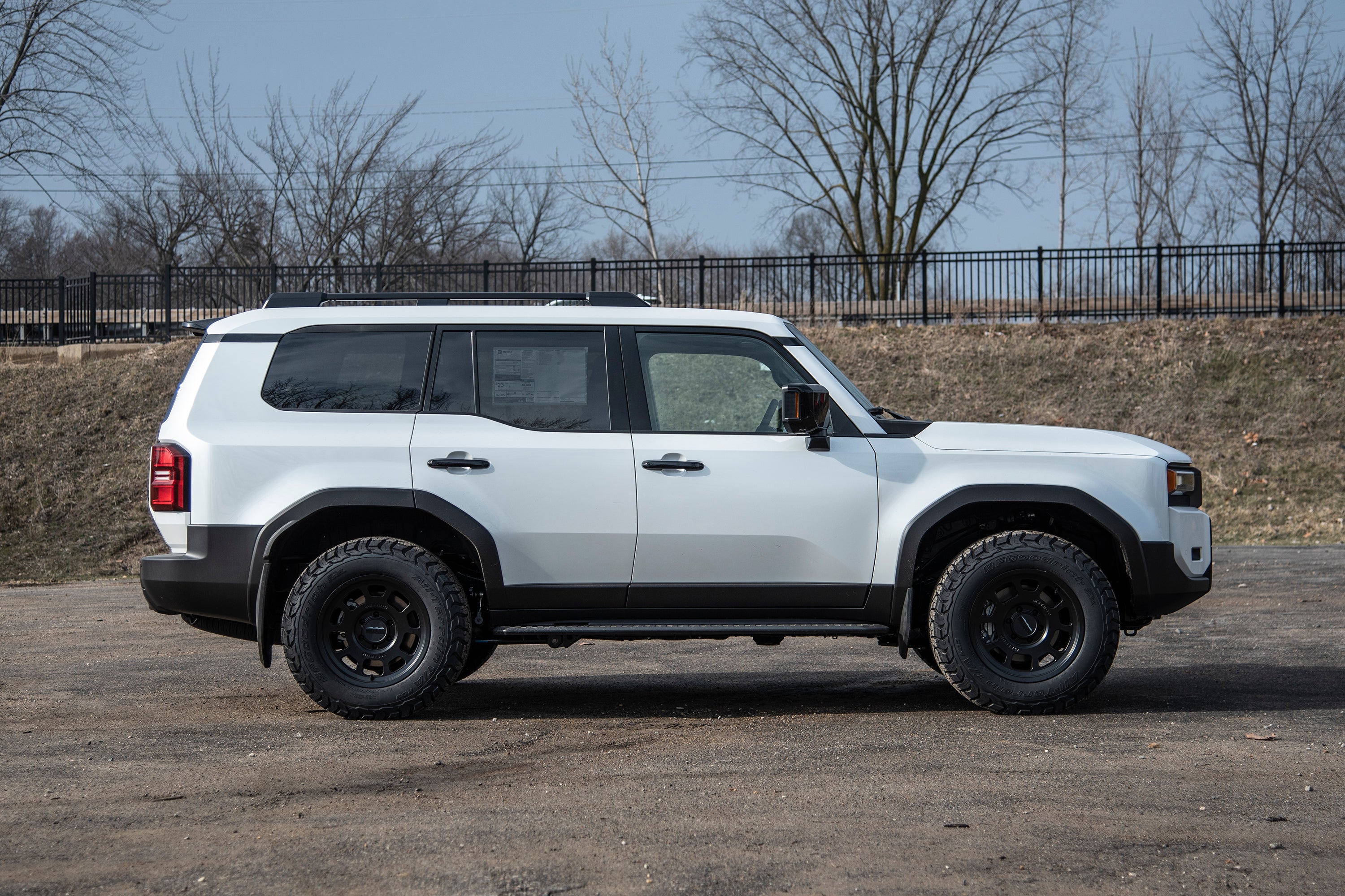 https://serenity-foxfactory.asset.akeneo.cloud/fox_asset_family/media/Toyota_Land_Cruiser_2024_Z1_5_leveling_12.jpg